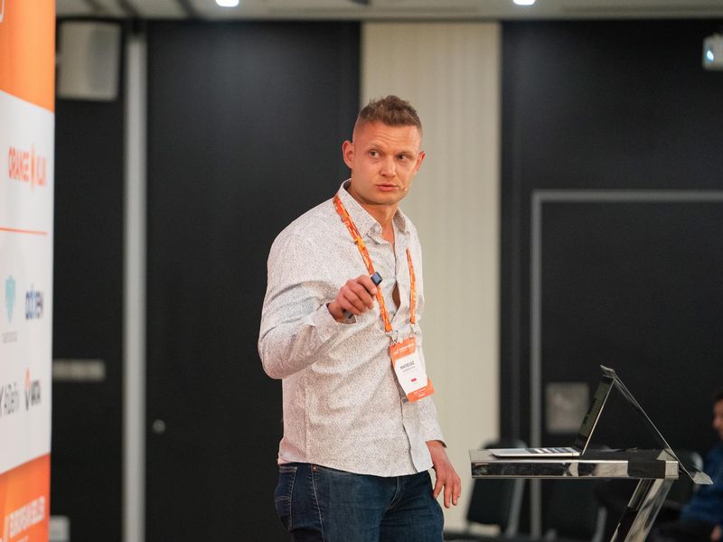 Mateusz Jedrzejczyk giving a lightning talk at the European Seller Conference 2026